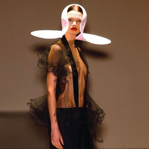 Philip Treacy Fall 2001-2002 Couture                 Model: Dian