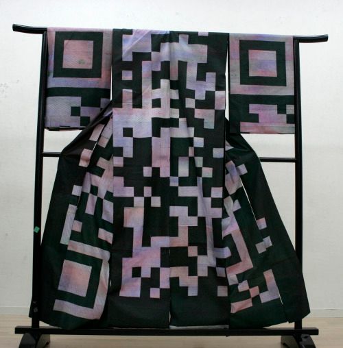 dressing-a-gallaxy:「QRコードの浴衣」2012年シルクスクリーン